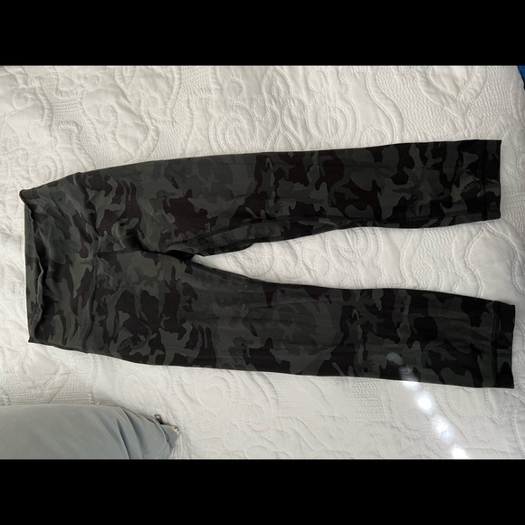 Lululemon green camo Align 21” leggings size 4 - Picture 2 of 2